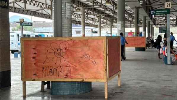 Tapumes instalados em pilares da estrutura há pelo menos oito anos intrigam usuários; engenheiros do Crea-ES estiveram no espaço e farão relatório com medidas a serem adotadas