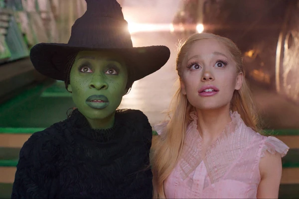 Cynthia Erivo e Ariana Grande em cena do filme 'Wicked'