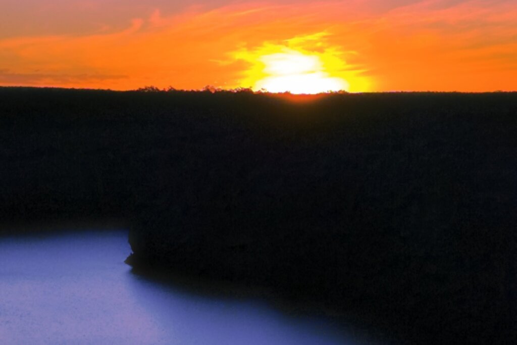 Contemplar o pôr do sol no Cânion de Xingó é uma experiência inesquecível (Imagem: Isapa7 | Shutterstock)