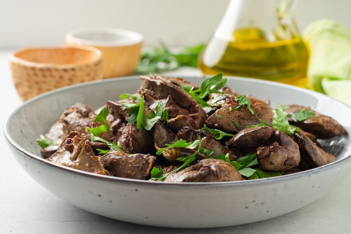 Fígado de frango acebolado (Imagem: nesavinov | Shutterstock)