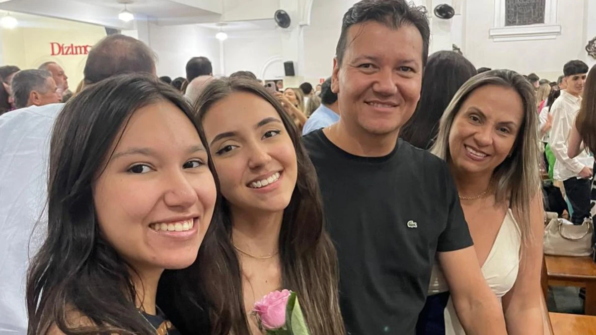 Elise, à esquerda, e sua família reunida