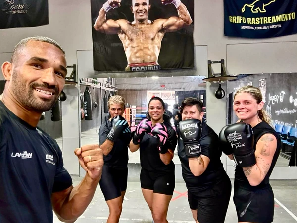 Esquiva Falcão em sua academia de boxe 'Esquiva Falcão Boxing Gym' com seus alunos
