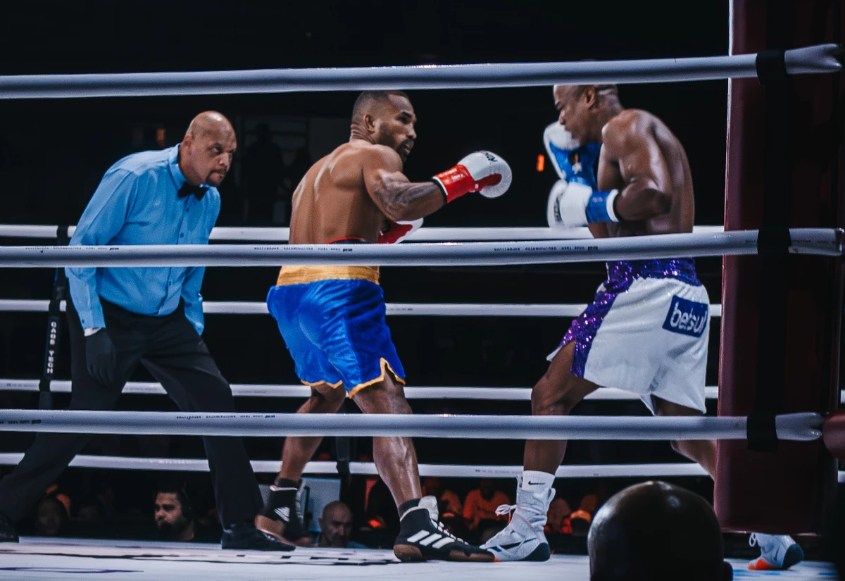 Esquiva Falcão na luta pelo Cinturão Brasileiro contra Binho de Jesus