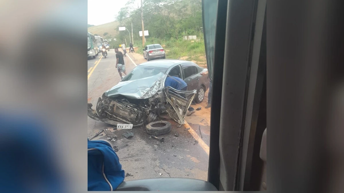 Motorista desmaia ao volante e colide com carreta na ES 489, em Cachoeiro