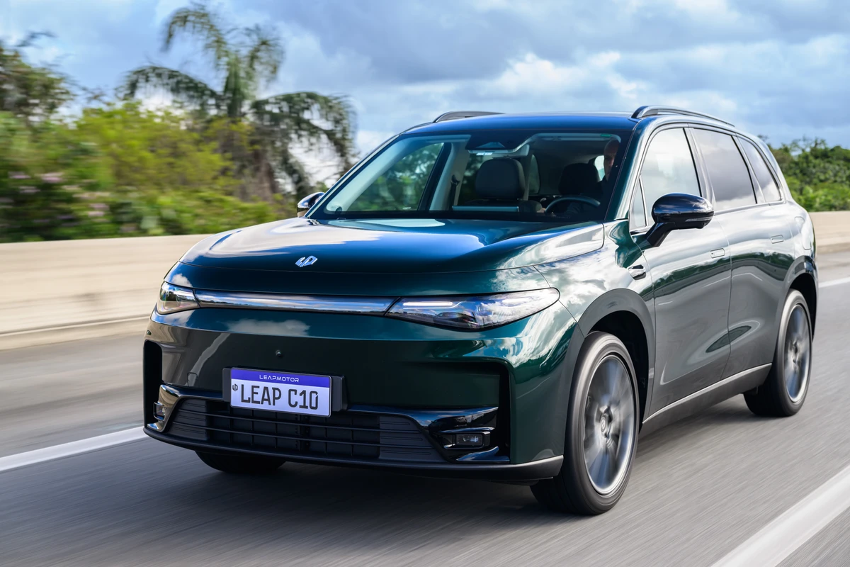 Na dianteira os faróis são de LED com tecnologia adaptativa e se integram ao para-choque frontal por Leapmotor/Divulgação