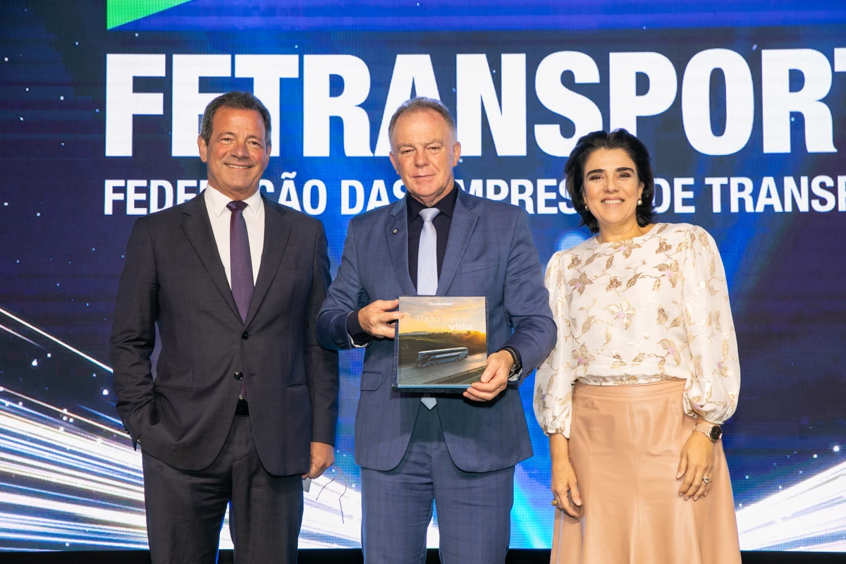 O governador, Renato Casagrande, recebeu das mãos de Renan Chieppe e Paula Corrêa um exemplar do livro Tudo pela Vida