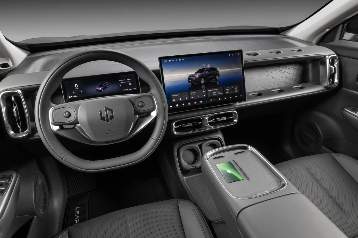 Painel frontal com multimídia e quadro de instrumentos por Leapmotor/Divulgação