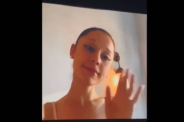  Ariana Grande pede desculpas por faltar a evento de 'Wicked'