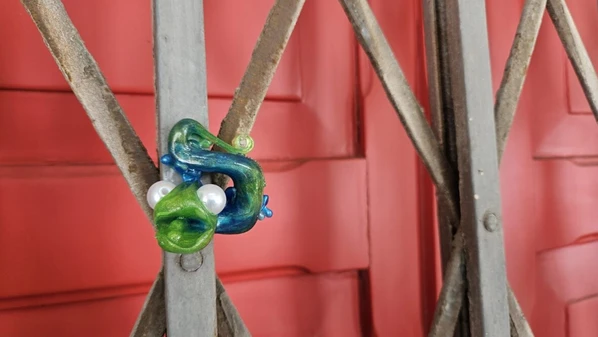 Intervenção artística camufla 200 pequenas esculturas para que o público possa encontrar e levar para casa