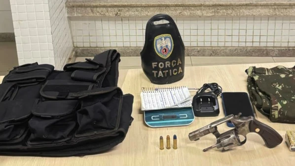Jovem de 21 anos, conhecido como “Chapadão”, foi detido no bairro Jardim Botânico; polícia apreendeu revólver, munições e materiais usados no tráfico