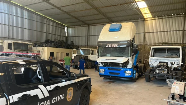 Três suspeitos eram alvos da ação, mas não foram localizados; eles teriam inventado um assalto para lucrar com a venda do material e com o seguro