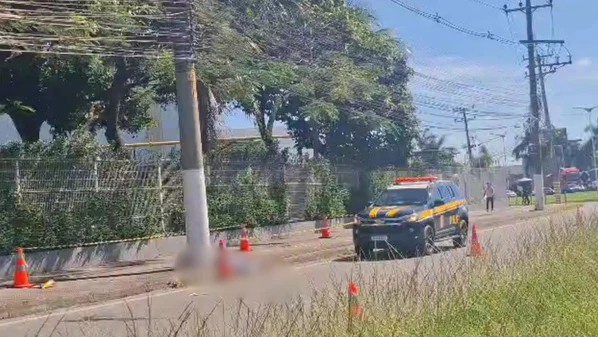 Outra pessoa ficou gravemente ferida. Trânsito precisou ser desviado por causa do acidente que aconteceu por volta das 6h na altura do bairro São Geraldo