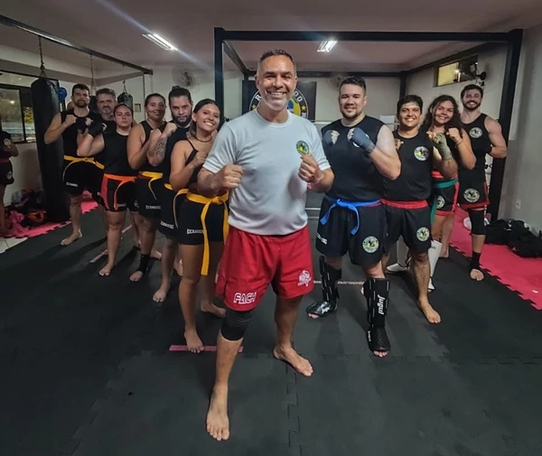 Academia comemora 20 anos com campeonato de kickboxing em shopping de VV