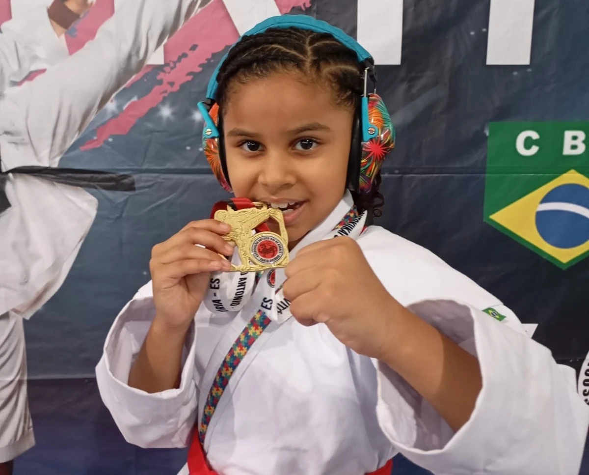 Angelina, 9 anos, atleta de karatê diagnosticada com TEA