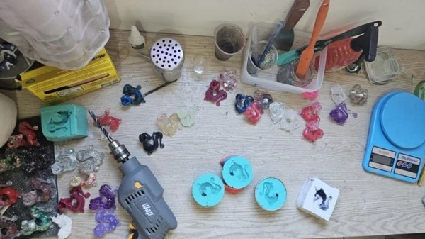 Local em que Rodrigo Stingnel produz as esculturas de camaleão.