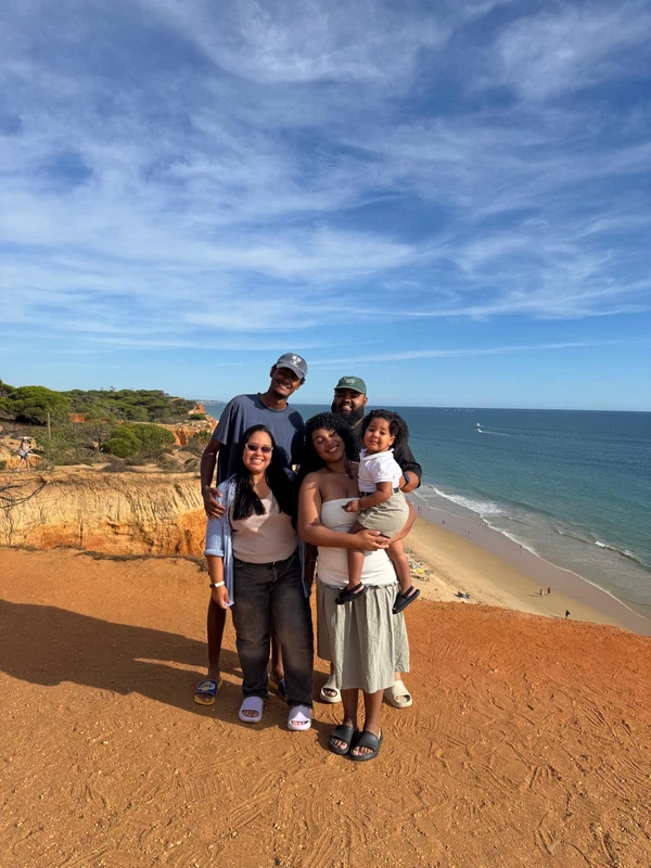 Manoel e a família nas falésias de Marataízes