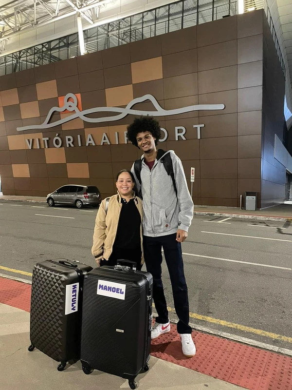 Manoel e a noiva Ketuly antes de embarcarem rumo a Portugal