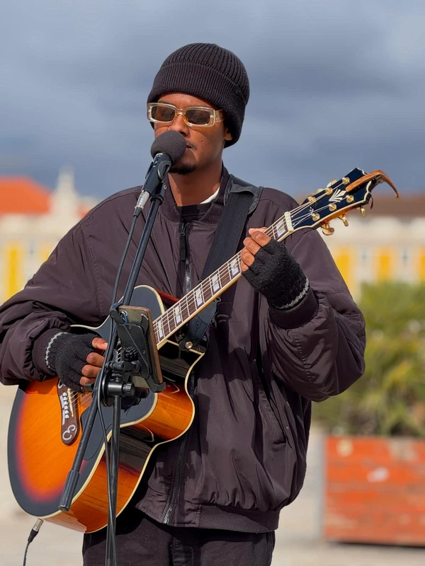 Manoel faz sucessos nas praças de Portugal