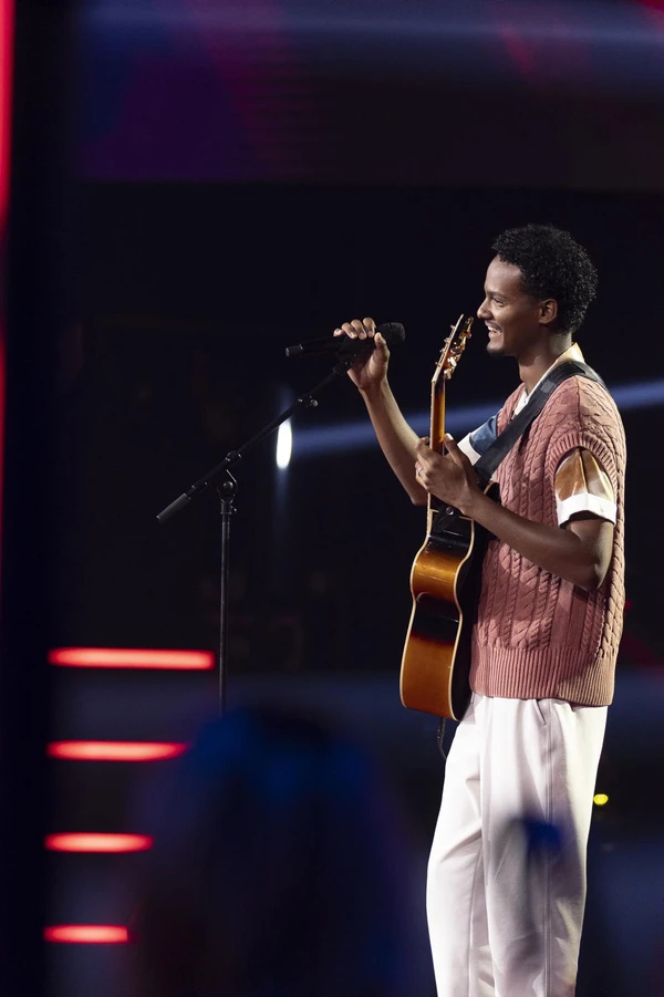 Manoel interpretou a música 