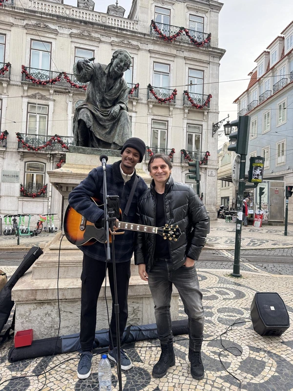 Manoel Mattos toca em diversos lugares públicos em Portugal