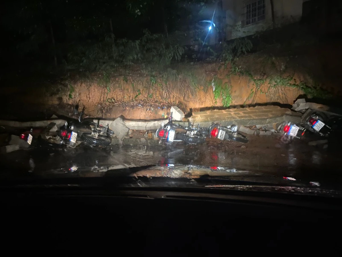 Motocicletas foram atingidas após desabamento do muro da rodoviária de São Roque do Canaã durante o temporal