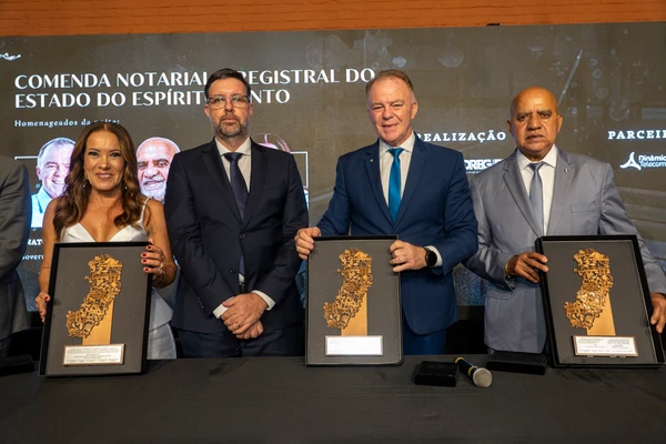 O presidente do Sinoreg-ES Marcio Romaguera com os homenageados Janete de Sá, Renato Casagrande e Des. Willian Silva