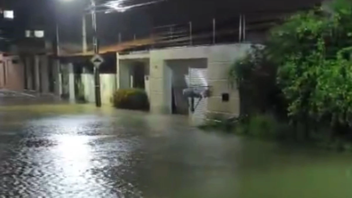Trecho de rua ficou alagado após temporal em Colatina