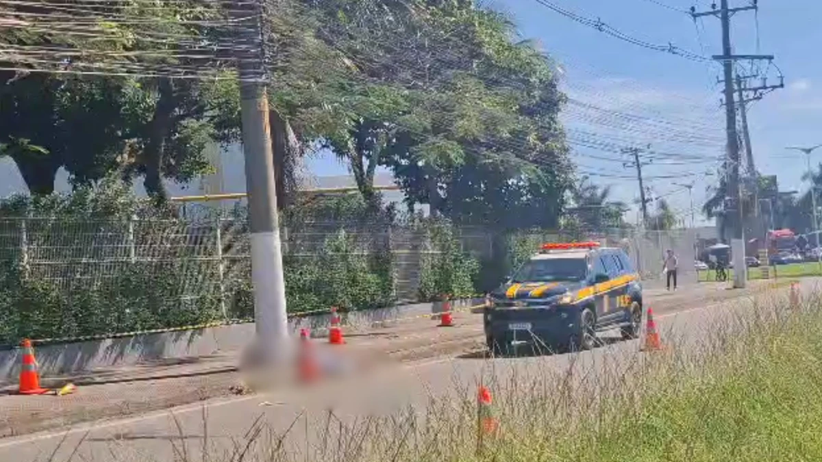 Uma pessoa morreu após uma moto bater contra um poste na Serra