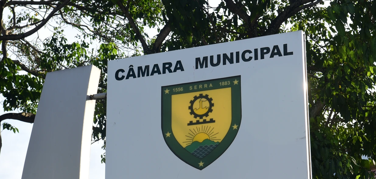 Em decisão assinada na terça-feira (2), desembargador indeferiu o pedido de revogação de uma liminar que suspende a posse dos suplentes na Câmara serrana