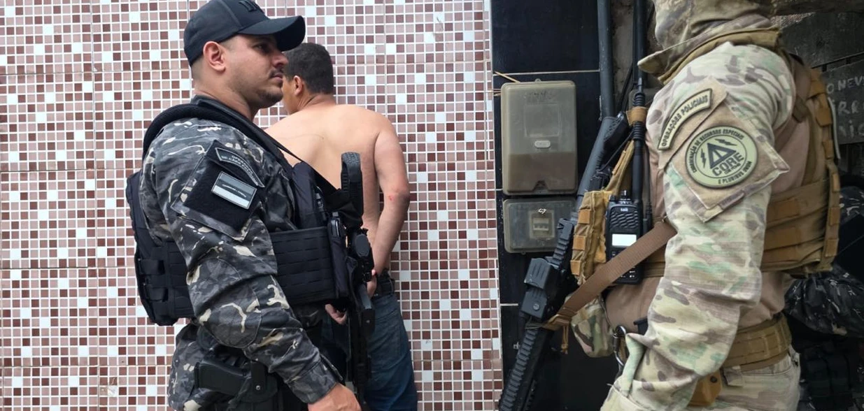 Ação entre a madrugada e a manhã desta quinta-feira (6) teve objetivo de cumprir 20 mandados de prisão e 29 de busca e apreensão em Vila Velha, Cariacica e Serra