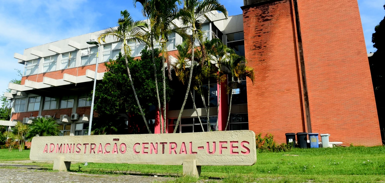 Denúncia aponta que docente teria utilizado termos racistas para se referir à funcionária e proferido ofensas contra estudante autista em sala de aula