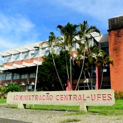 Denúncia aponta que docente teria utilizado termos racistas para se referir à funcionária e proferido ofensas contra estudante autista em sala de aula