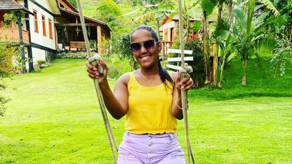 A mulher trabalhava em Guaçuí, mas morava em São José do Calçado; o veículo que ela dirigia capotou e caiu em uma ribanceira