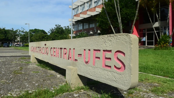 Departamento diz que decisão foi motivada pela defasagem no quadro de docentes efetivos; universidade afirma estar buscando o MEC para solucionar o problema