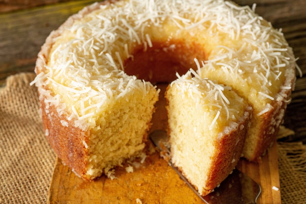Bolo de coco (Imagem: Estudio Originar | Shutterstock) 