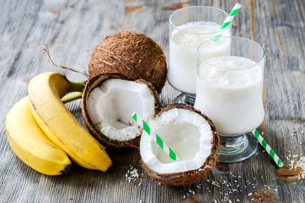 Vitamina de coco com banana (Imagem: Alexandra Anschiz | Shutterstock)