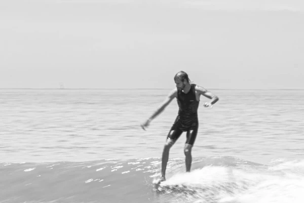 Ensaio "Refrações e Conexões: Surfando a Ilha de Vitória" por Bernardo Martins Xavier