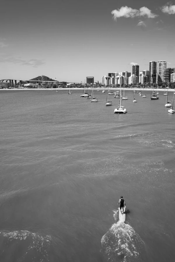 Ensaio "Refrações e Conexões: Surfando a Ilha de Vitória" por Bernardo Martins Xavier
