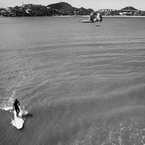 Ensaio "Refrações e Conexões: Surfando a Ilha de Vitória" por Bernardo Martins Xavier