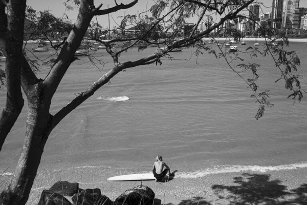 Ensaio "Refrações e Conexões: Surfando a Ilha de Vitória" por Bernardo Martins Xavier