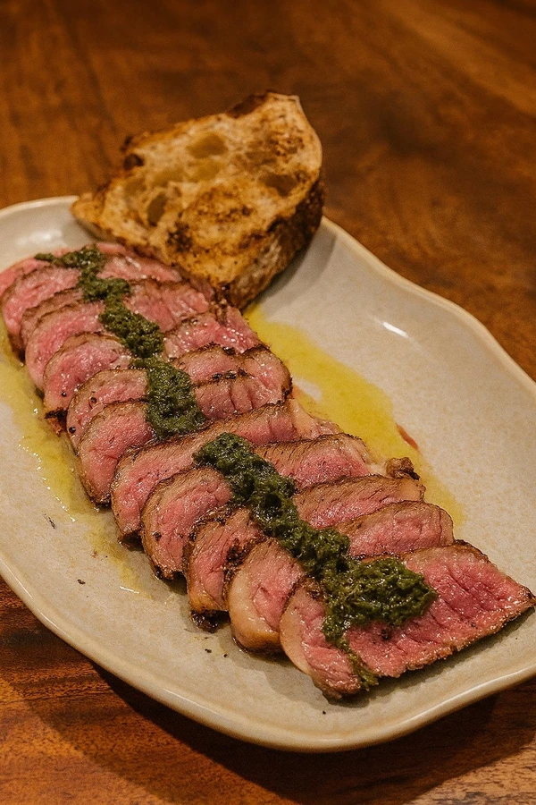 Ancho com chimichurri e pão sourdough Foto por Fabrício Eller