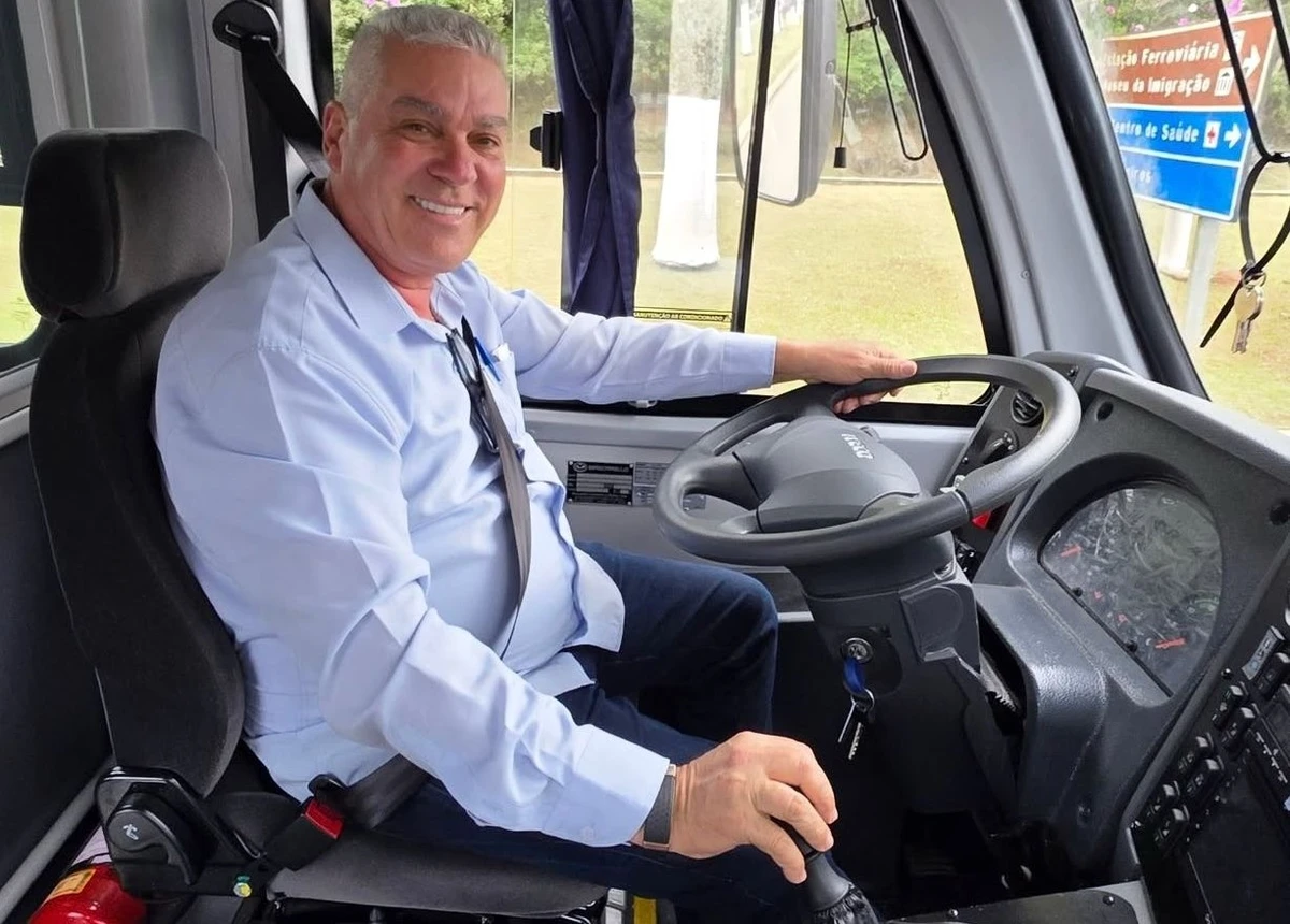 Lidiney Gobby ao volante de um ônibus escolar: no caminho que pode acabar na cassação do mandato