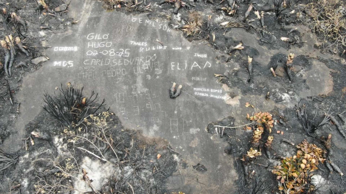 vandalismo e pichação na Pedra de Santa Maria, ponto mais alto do Monumento Natural Estadual Serra das Torres (Monast),em Mimoso do Sul