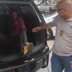 Leonardo de Souza Alves foi preso após ser contido por pedestres quando tentava roubar outra vítima; ele estava armado e conseguiu ser imobilizado até a chegada da GCM