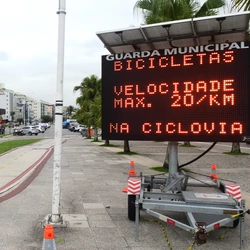 Se é mais difícil o enfrentamento de questões mundiais pela complexidade das questões que se apresentam nesse nível, o que acontece mais próximo do território onde se habita, trabalha e circula, pode e deve ter cobrança mais direta