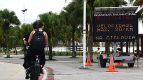 Na Orla de Camburi, uma Placa da Guarda Municipal de Vitória alerta para o limite de velocidade de 20km.