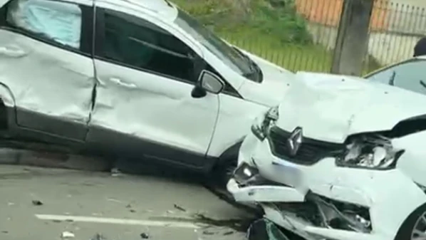 Acidente aconteceu no início da manhã desta sexta-feira (7), na Avenida Marechal Campos; condutor de um dos veículos sentiu dores e foi levado a um hospital