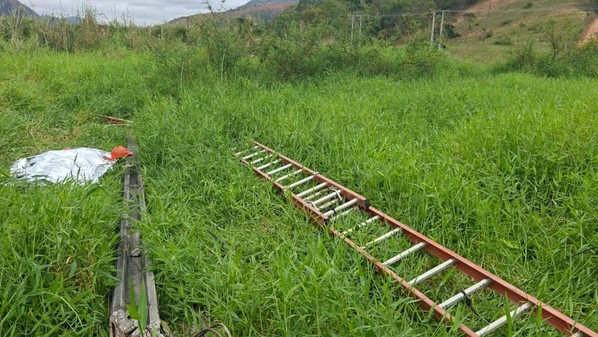 Homem de 33 anos realizava um serviço quando a estrutura rompeu na base e tombou; Polícia Civil investiga as circunstâncias do acidente