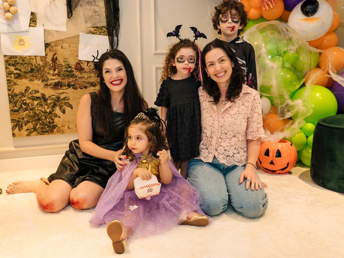 Carla Buaiz, Maria Victoria, Beatriz, Letícia Buaiz e Bento em uma manhã de encanto e imaginação na edição do Café Infantil inspirado no Halloween no atelier da designer na Praia do Canto

 