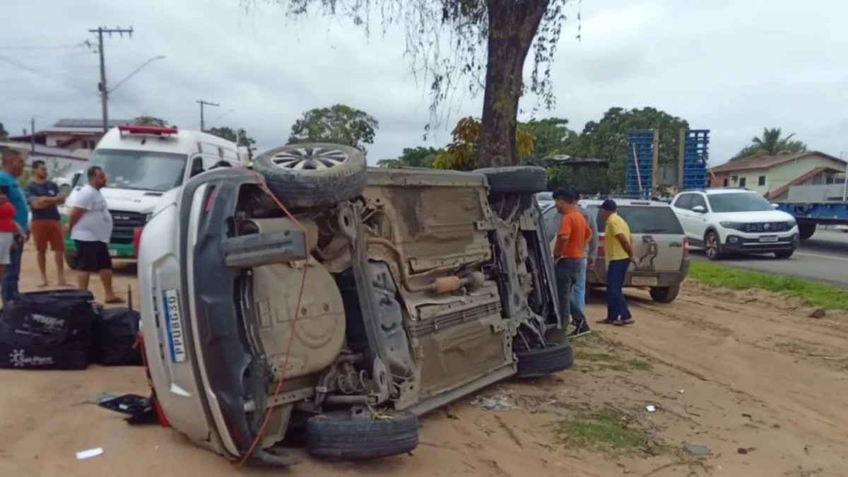 O acidente foi registrado na tarde desta sexta-feira (7) e deixou uma pessoa ferida na BR-101, em Aracruz. De acordo com informações da Polícia Rodoviária Federal, a colisão aconteceu quando o caminhoneiro, tentou cruzar a rodovia para acessar uma lanchonete no lado oposto.